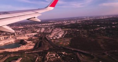 San Antonio Texas üzerinde uçan ABD dikey hava manzaralı şehir dış binalar ve su kütleleri