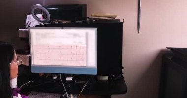Eksik sağ dal bloğu olan hastanın bilgisayar elektrokardiyogramı hakkında kadın kardiyolog incelemeleri, kamera kilitlenmesi nedeniyle, zayıf kişilerde ve sporcularda görülen artmış kardiyak kitle nedeniyle