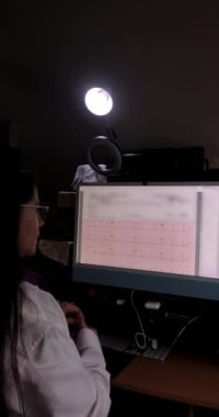 Elektrokardiyogram, kamera kilitlenmesiyle ilişkili kardiyak kütle artışından kaynaklanan atlet hastaya atıfta bulunan beyaz kardiyolog tarafından incelenen sağda tam bir tıkanıklık olduğunu gösteriyor.