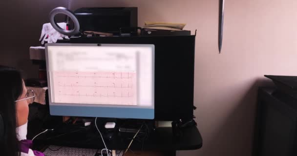 Cardióloga Femenina Revisa Electrocardiograma Computarizado Paciente Con Bloqueo Incompleto Rama — Vídeo de stock