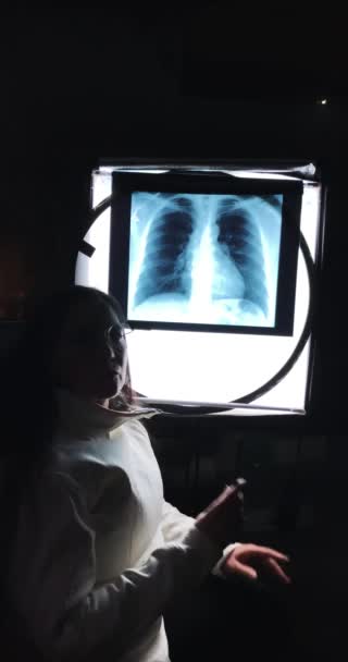 Женщина Пульмонолог Пересматривает Исследование Рентгеновской Легочной Диагностики Дыхательной Системы Человека — стоковое видео