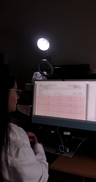Electrocardiograma Muestra Bloqueo Incompleto Rama Derecha Analizado Por Cardiólogo Caucásico — Vídeo de stock