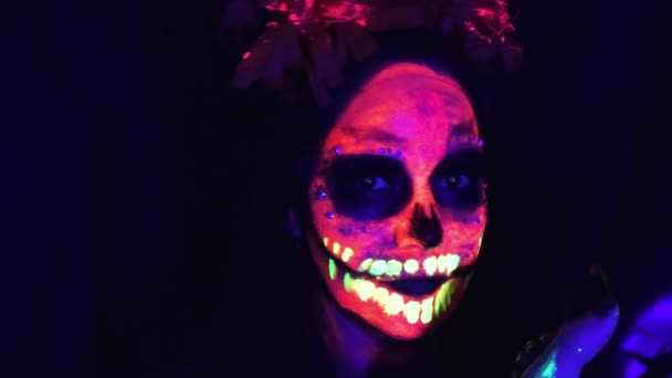 Žena Make Jako Catrina Používá Neonovou Barvu Simulovat Kostru Políbí — Stock video