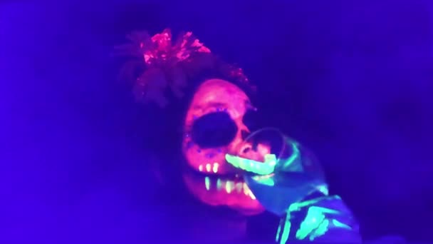 Kobieta Namalowana Jako Catrina Pije Kubka Ubrana Neonową Farbę Makijaż — Wideo stockowe
