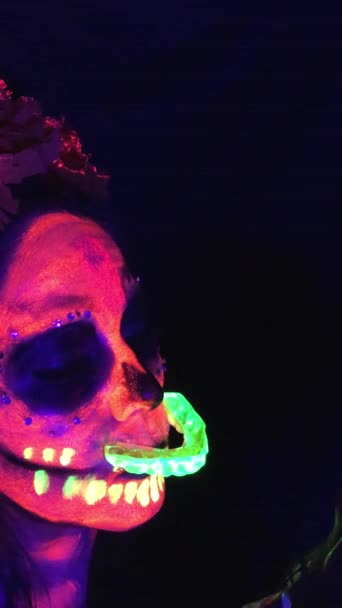 キスの死の女性カトリーナメイクネオンペイントへシミュレーション頭蓋骨キスA黒粘土頭蓋骨の日のザ デッドロックダウン — ストック動画