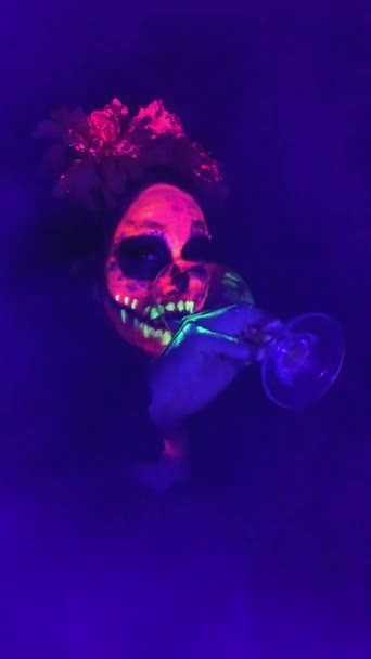 Kvinna Tar Form Skelett Med Neonfärg Deltar Mexikos Day Dead — Stockvideo