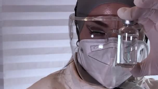 Parmaklarının Arasında Salgın Hastalıkta Kullanılan Covid Kaplamasında Kullanılan Aşıyı Gösteren — Stok video