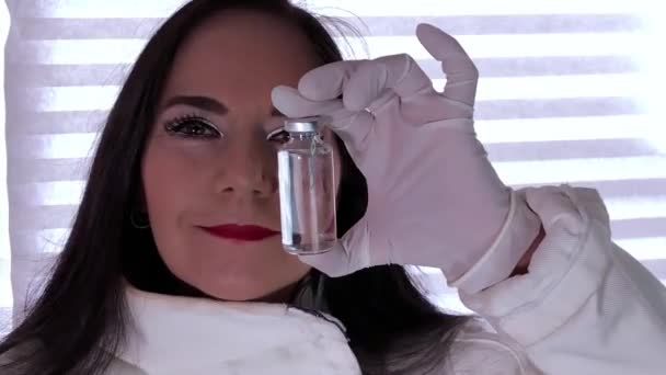 Доктор Біомолекулярної Медицини Вчений Тримає Між Пальцями Флакон Містить Подвійну — стокове відео