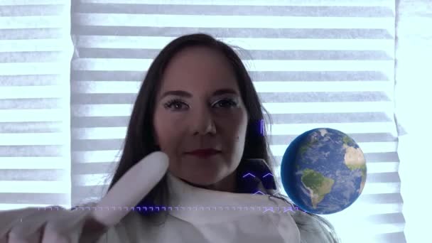 Wanita Ilmuwan Mengamati Pandemi Data Seluruh Dunia Slide Melalui Layar — Stok Video