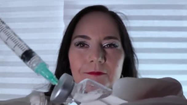 Médico Femenino Extrae Líquido Vacunación Del Vial Para Luego Mostrar — Vídeo de stock