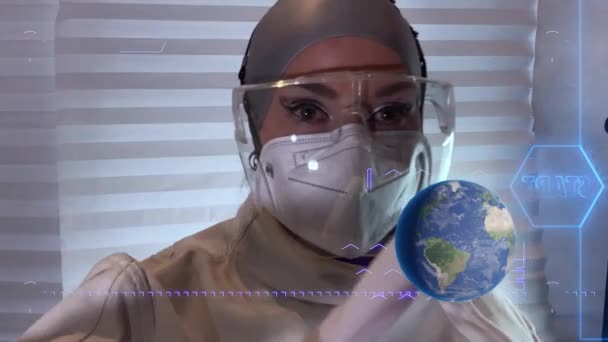 Femme Scientifique Appuyez Sur Bouton Start Pour Analyser Les Données — Video