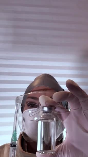 Médica Usa Máscara Protetora Mostrar Seringa Frasco Para Injetáveis Para — Vídeo de Stock
