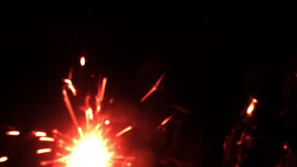 크리스마스 한밤중에 스파클러로 반짝이는 카메라를 내려다 봅니다 — 비디오