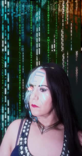 バイナリコードのコーカサスハーフヒューマノイドハーフロボット女性は ネオングローワイヤーで彼女の金属表面構造を露出し ロックされたカメラでサイバーパンクSfスタイルアニメーション — ストック動画