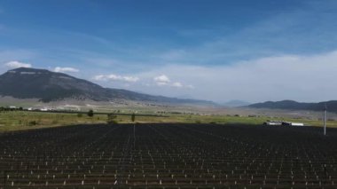 Dağlar ve otoyol arasındaki kırsal bölge Coahuila Meksika panoramik filmi üzümlü kameralı drone yetiştirmek için.