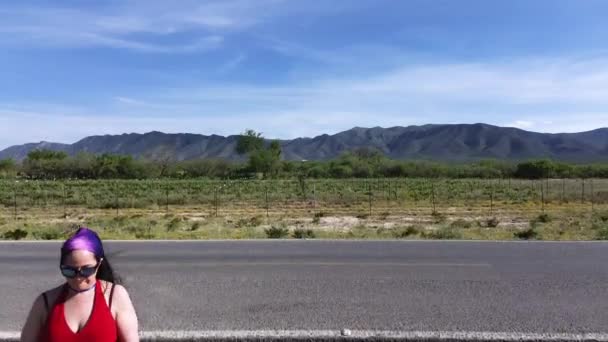Dlouhosrstá Běloška Mexická Žena Slunečními Brýlemi Manipuluje Řízením Bezpilotních Letounů — Stock video