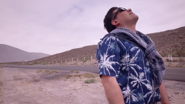 在墨西哥科阿韦拉州 生活在日食部分地区的白人男子戴着装有太阳能滤光片的眼镜 安全地欣赏日食的自然现象 — 图库视频影像