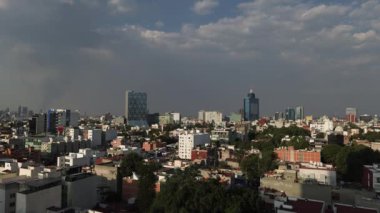 Mexico City megalopolis güneş ışınlarıyla yıkandı. Gün batımında başkent Dolly zoom etkisinin batı kısmının havadan görüntüsü.