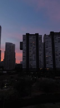 Günbatımında gökdelenler Mexico City 'de modern şehir manzarasında, Santa Fe pan sağ kamera hareketi