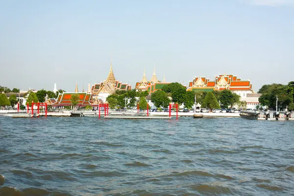 Riverside Chao Phraya Zümrüt Buda Tapınağı 'nın yanındaki Bangkok' un büyük sarayı