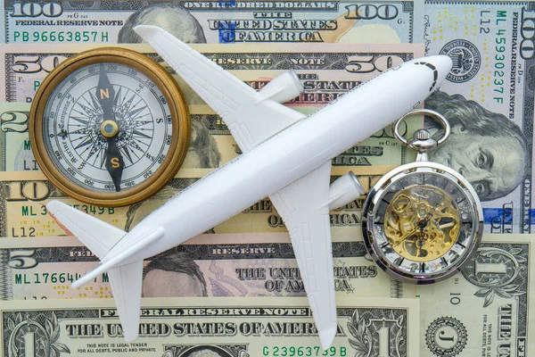 Cestující Letadlo Kompas Kapesní Hodinky Sedí Americké Měny Účty Různých — Stock fotografie