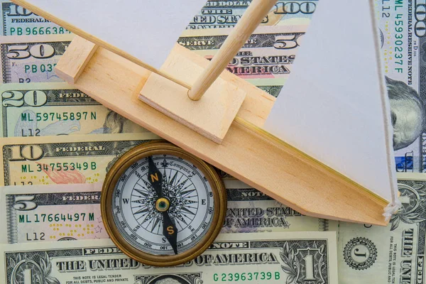 Kompas Hračka Plachetnice Sedí Americké Měny Účty Různých Denominací Zobrazující — Stock fotografie