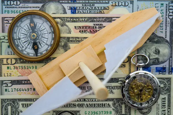 Hračky Plachetnice Kompas Kapesní Hodinky Sedí Americké Měny Směnky Různých — Stock fotografie