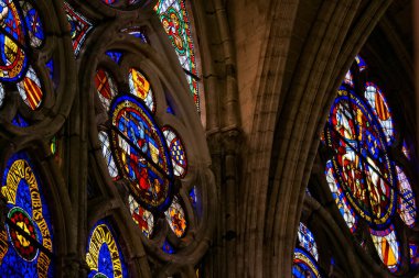 Avrupa 'daki bir ortaçağ katedralindeki kemer ve boyalı camların detaylarını kapatın. Yüksek kalite fotoğraf