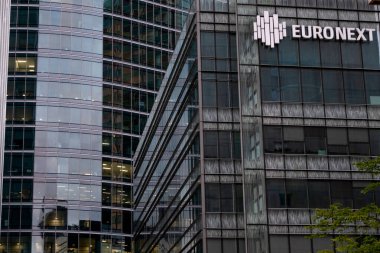 Paris, Fransa 16 Mayıs 2023. Euronext Fransa 'nın Paris' teki La Defense bölgesindeki merkezinin dış görüntüsü. Euronext, Amsterdam 'da ana ofisleri bulunan Pan-Avrupa borsası. Yakın zamandaki konum