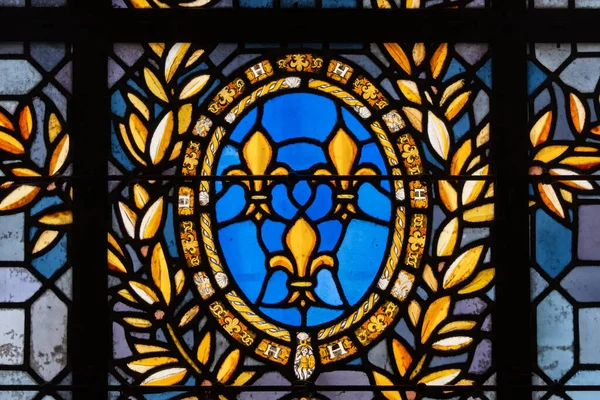 Деталь Витража Золотыми Листьями Три Золотых Листочка Синем Фоне Символ — стоковое фото