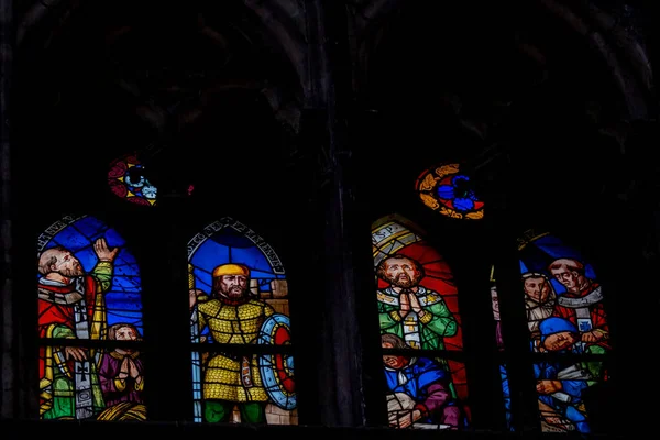 Mnohobarevné Středověké Vitráže Zobrazující Duchovenstvo Vojáky Svaté Zasazené Kamenné Gotické — Stock fotografie
