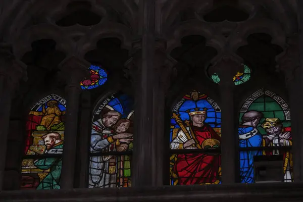 Çok Renkli Ortaçağ Vitrinlerinde Ruhban Sınıfını Hükümdarları Bir Katedraldeki Taş — Stok fotoğraf