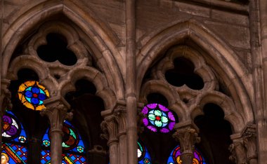 Paris, Fransa 'daki St. Denis Bazilikası' nın içinde mozaik cam pencereler, atlama tavanındaki gotik taş izlerinin ayrıntılarını kapat.. 