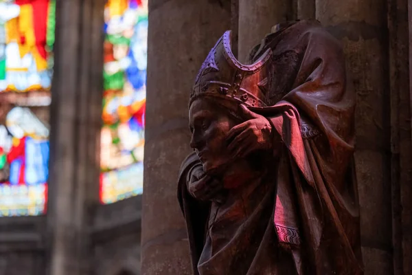 Статуя Святого Дени Держащего Голову Скульптура Купается Цветном Свете Витражей — стоковое фото