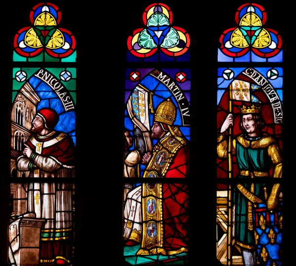 五彩缤纷的中世纪彩色玻璃镶板描绘的圣徒设置在一个大教堂的石制哥特式示意图 在黑色背景下明亮的窗户 — 图库照片