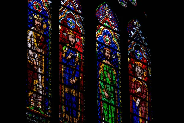 시대의 스테인드글라스 패널은 군주를 묘사하고 있었고 성당의 양식으로 어두운 배경에 — 스톡 사진