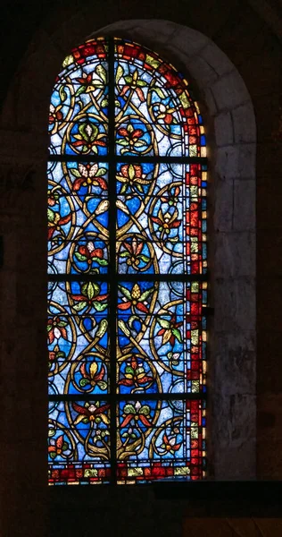 스테인드글라스 창문을 모양의 대성당에 설치하여 모티프를 묘사하고 어두운 — 스톡 사진