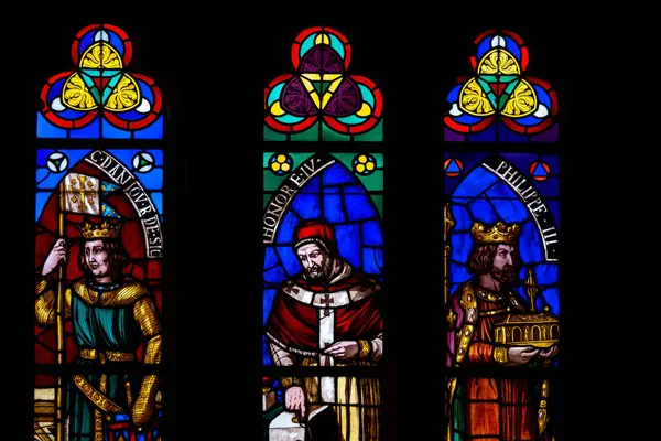 Renkli Ortaçağ Boyalı Cam Paneller Monarşileri Taş Gotik Bir Katedraldeki — Stok fotoğraf