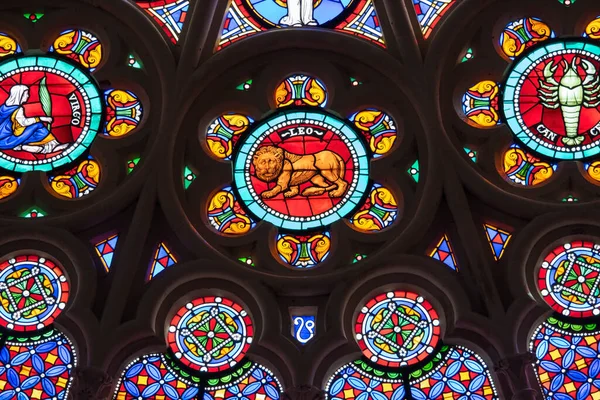 십이궁 기호는 처녀자리 성당의 스테인드글라스 창문에 묘사되어 조각된 양식의 — 스톡 사진