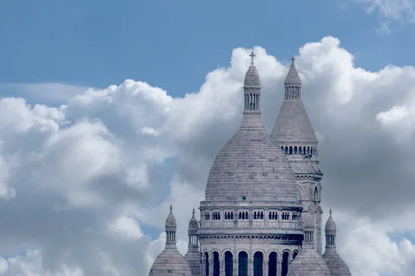 2023年5月6日 法国巴黎 巴黎Sacre Coeur大教堂圆顶和炮塔的Telephoto照片显示了石器 装饰品的细节 云彩背景 — 图库照片