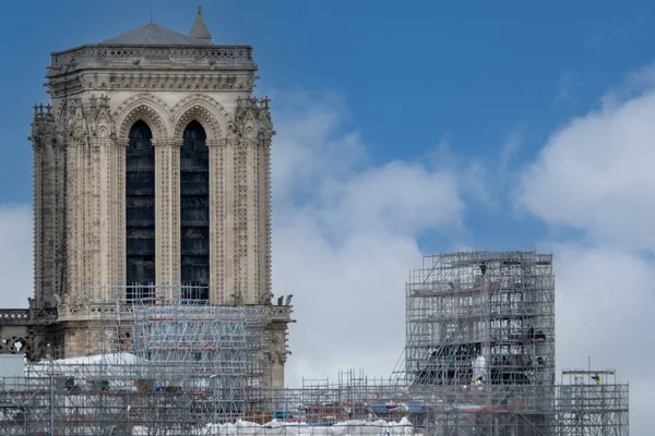 2023年5月6日法国巴黎 圣母院的哥特式塔楼和立面从脚手架上升起 而教堂的修复工作仍在继续 预计这项工作将于2024年12月完成 顶楼视图 — 图库照片