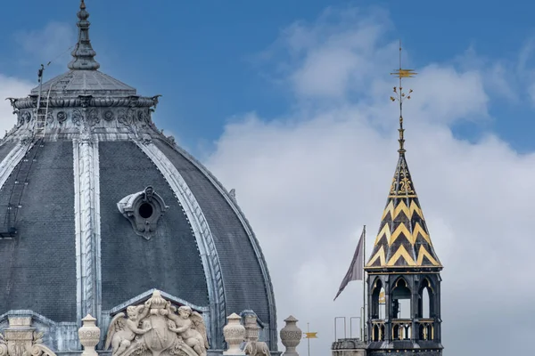 圆顶上有雕刻的石雕装饰 塔楼上有黄色和黑色的屋顶瓷砖和尖顶 Telephoto镜头密切注视着巴黎的建筑细节 — 图库照片