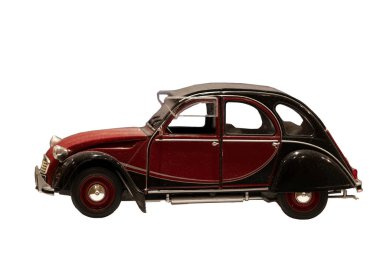 19 Nisan 2023 Paris, Fransa. Müze des Arts et Metiers 'deki bir sergiden kırmızı ve siyah bir Citroen 2CV' nin ölçekli modeli. Bu araba 1948 'de üretilmeye başlandı.. 