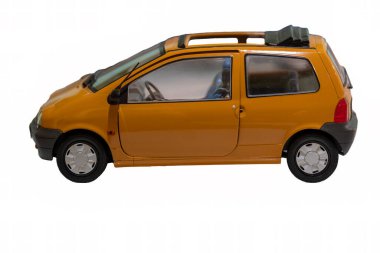 Geri çekilebilir çatılı turuncu renkli bir arabaya yakın çekim yap. Kırpma yolu ile beyaz üzerine izole. Yüksek kalite fotoğraf