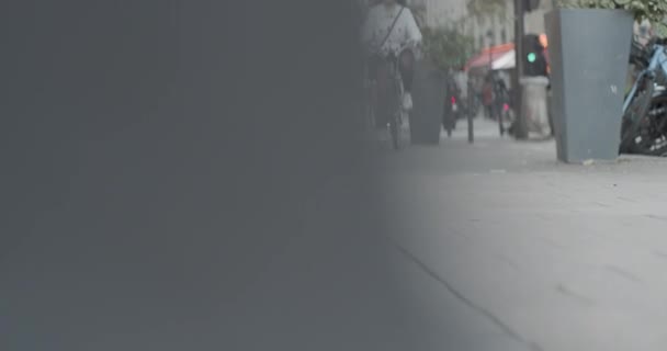 Corrediça Revela Parede Cinzenta Vista Nível Solo Calçada Com Mulher — Vídeo de Stock