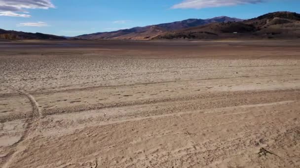 Fast Low Cinematic Drone Aerial Pull Shot Footage Dry Lake — Stock Video