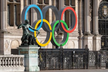 6 Mart 2023. Paris, Fransa Olimpiyat ruhunu 2024 Yaz Oyunları öncesinde tarihi Hotel de Ville önünde Olimpiyat yüzüklerini sergileyerek gösteriyor.. 
