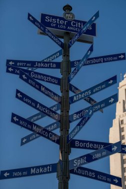 Uluslararası kardeş şehirler için Los Angeles yolu işareti. Mavi gökyüzü ve arka planda ışıldayan belediye binasının bir bölümü. Uluslararası ticaret ya da kültür kavramı ve barış. Yüksek kalite fotoğraf