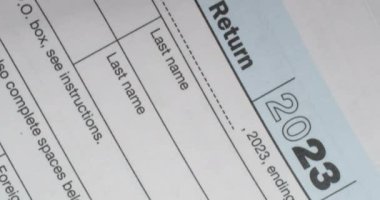 2023 yılı için ABD 1040 bireysel vergi iade formu, yakın plan. Yüksek seviye atış. Yüksek kalite 4k görüntü