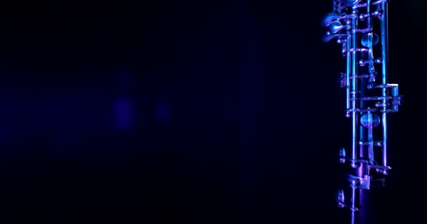 Музыкальный Инструмент Падает Темно Синий Фон Гобой Скручивание Музыкального Инструмента — стоковое видео
